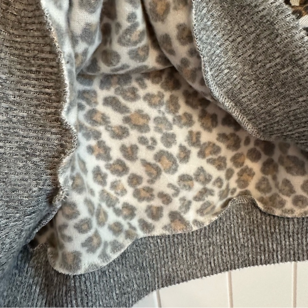 COZY soft and supple animal print sweatshirt, beautiful condition size XL - Picture 6 of 10